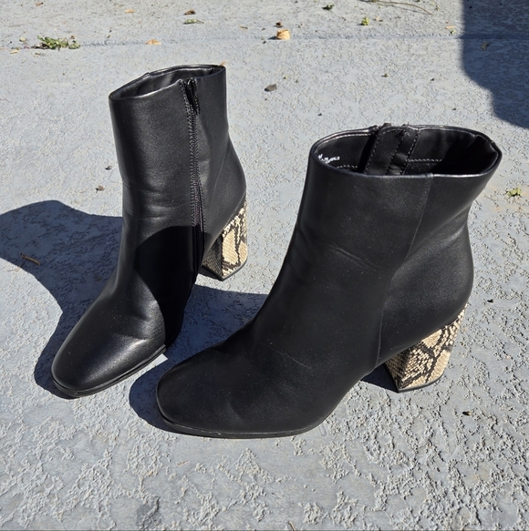 Andrew Geller Sz 9.5 Black Ankle Boots with Snake Print Heel. Vegan